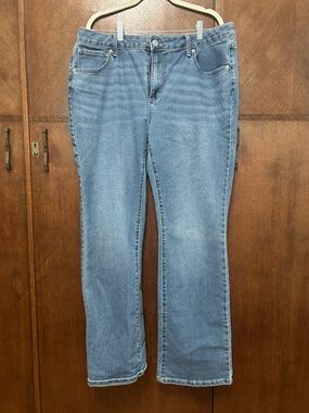 No boundaries light-wash denim jeans with a classic bootcut silhouette. Size 20
